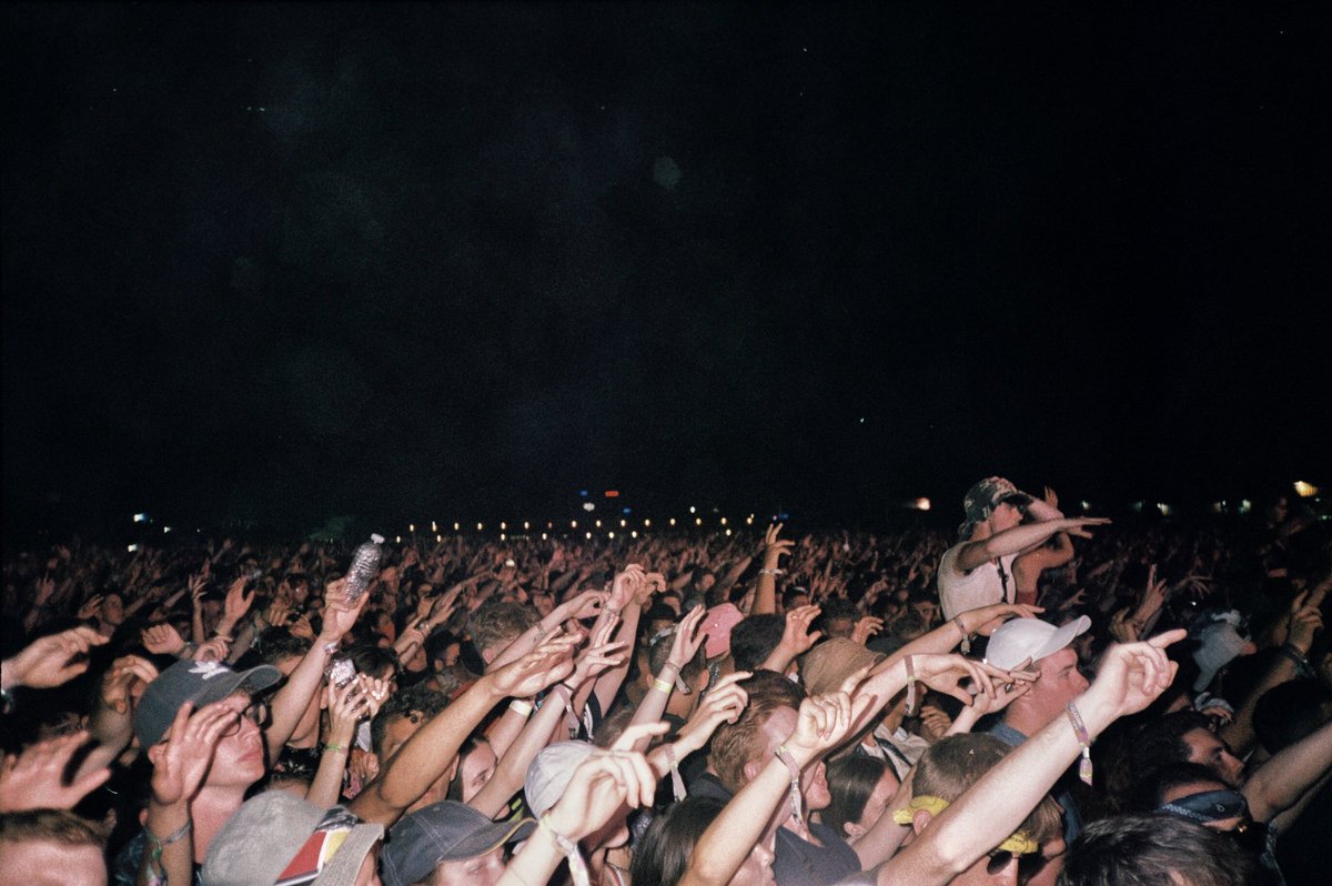 _amysnow's tweet photo. The crowd at twenty one pilots, Reading Festival on #35mm film 

#RandL19 https://t.co/z7rqsMYS1W