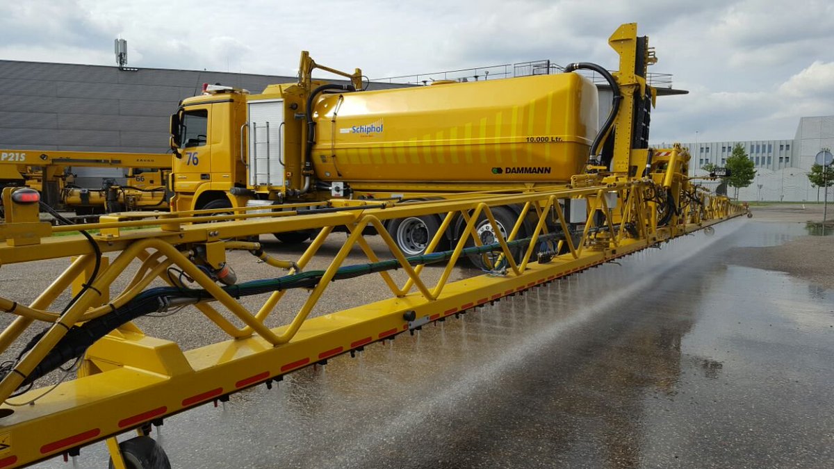 HERBERT_DAMMANN's tweet photo. Für die kommende Wintersaison wird am Airport Schiphol schon mal der jährliche Maschinen- und Gerätecheck absolviert und die Software upgedatet.
#dammann #airportschiphol #Schiphol #airporttechnik #airport #flughafentechnik #enteiser #deicer #landebahn https://t.co/c6o4kxsrPp