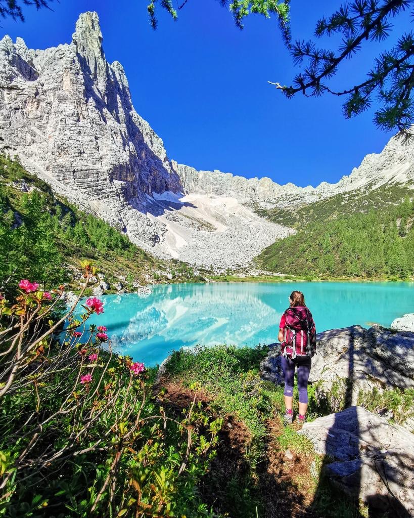 💙 Lago di Sorapis 💙
Au cœur des dolomites du Sud-Tyrol, un lac qui vous hypnotise par sa couleur, une randonnée magique du début à la fin ! Merci chère #nature de nous offrir de tels moments ! 
#paysage #landscape #montagne #mountains 
Bon jeudi à tous 🤗
#jeudiphoto