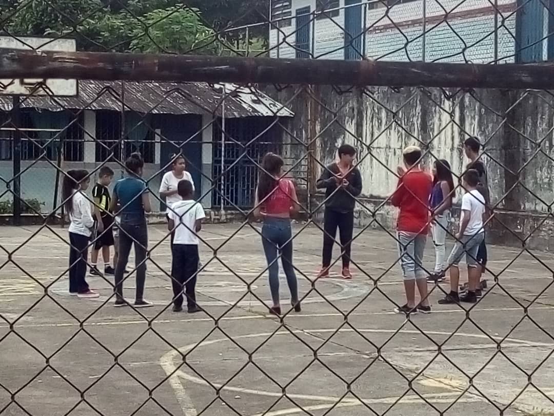 Tercer dia del Plan vacacionañ "Escuelas Abiertas" donde los niños y niñas realizaron encuentros deportivos y juegos tradicionales, bajo la articulacion de un grupo de recreadores, Consejo comunal y consejo educativo.