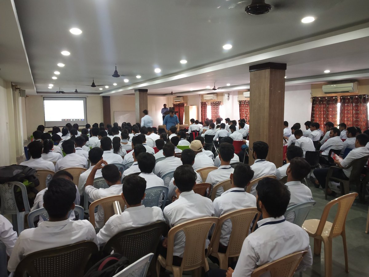 resolutetitan's tweet photo. #Ramswaroop_College_Lucknow #AKTU #AICTE @AKTU_Lucknow @AICTE #SRMGPC @SRMGPC_lko

Electrical Engineering Department organised a workshop on "Machine Learning" for EE/EN ~2nd year. Keynote Speakers are #Ashish_Tiwari and #Suraj_Pandey #SOFCON. https://t.co/fiexjI8xRo