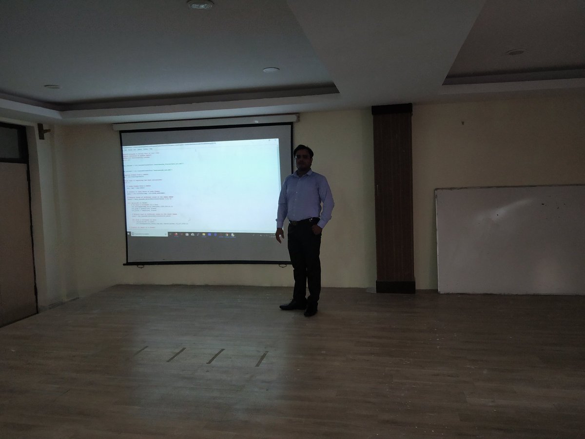 resolutetitan's tweet photo. #Ramswaroop_College_Lucknow #AKTU #AICTE @AKTU_Lucknow @AICTE #SRMGPC @SRMGPC_lko

Electrical Engineering Department organised a workshop on "Machine Learning" for EE/EN ~2nd year. Keynote Speakers are #Ashish_Tiwari and #Suraj_Pandey #SOFCON. https://t.co/fiexjI8xRo