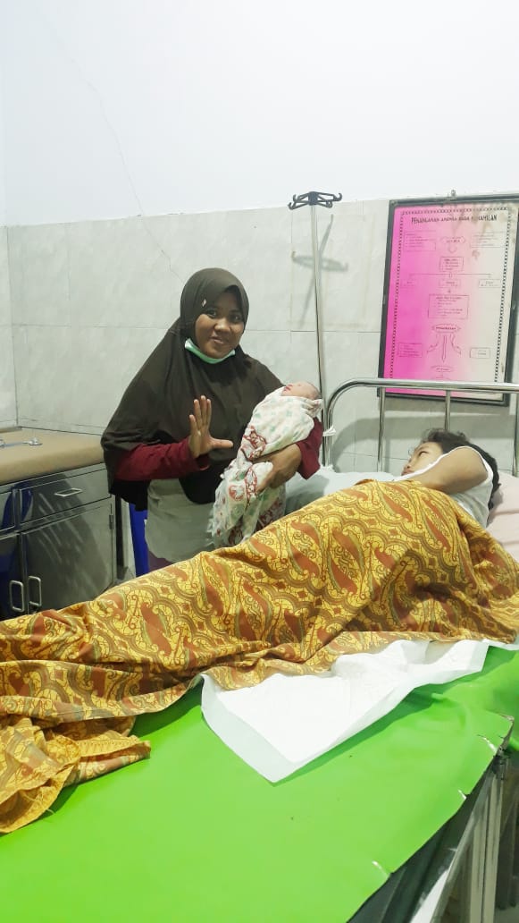 UNFPAIndonesia's tweet photo. At the 15 #ReproHealth posts, the #TrainedMidwives help women to space pregnancy, to stay healthy throughout #pregnancy &amp; plan #childbirth at a health facility. Post disaster Central Sulawesi. @KemenkesRI @PPIBI @Americares @dfat https://t.co/C1GxNfm6RE
