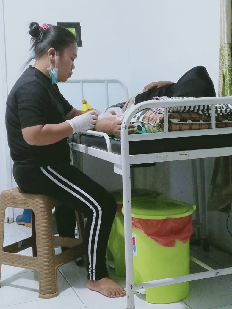 UNFPAIndonesia's tweet photo. At the 15 #ReproHealth posts, the #TrainedMidwives help women to space pregnancy, to stay healthy throughout #pregnancy &amp; plan #childbirth at a health facility. Post disaster Central Sulawesi. @KemenkesRI @PPIBI @Americares @dfat https://t.co/C1GxNfm6RE