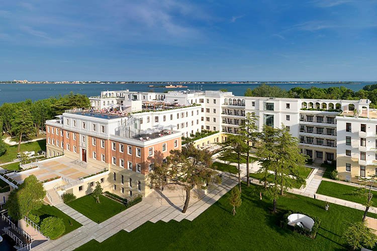 cicciosultano's tweet photo. Mark the dates: from 26 to 29 September, we’ll be cooking at the JW Marriott Venice Resort & Spa...@JWMarriott @JWMVenice #GatherVenice #JWPartner
https://t.co/QioqaP2gFu https://t.co/iFksTb08mo