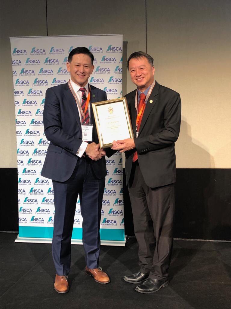At Safetyconnect 2019, IOSH President Prof Vincent Ho #hkarms presented the IOSH President’s Distinguished Sevice Award to Er. Ho Siong Hin (Ministry of Manpower, Singapore) for his contribution to the OSH professional globally and his continual support to IOSH.