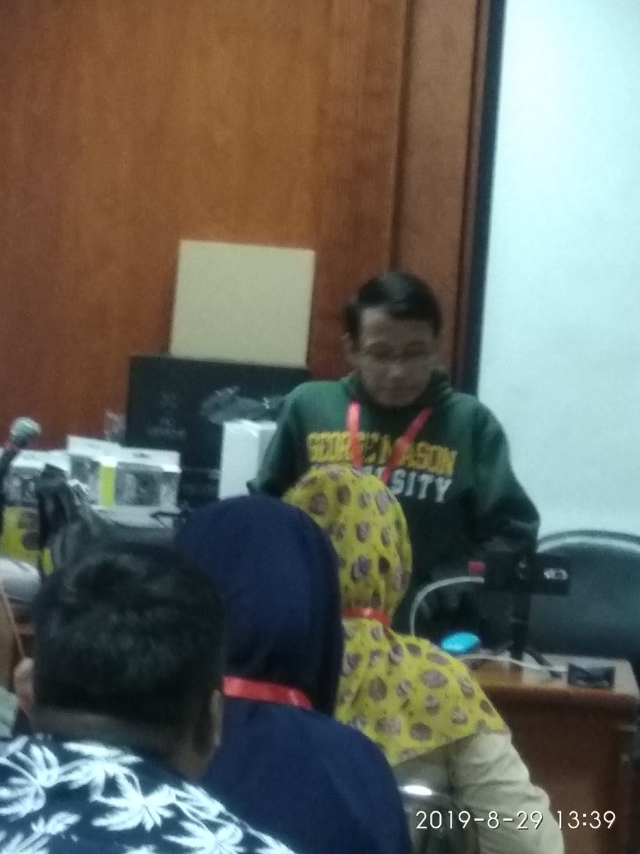 ladiesiana's tweet image. Sang master @TeguhSudarisman berbagi editing video lewat applikasi masterkin @KelasBloggerID @raksaonline #kelasblogger29 #RaksaOnline