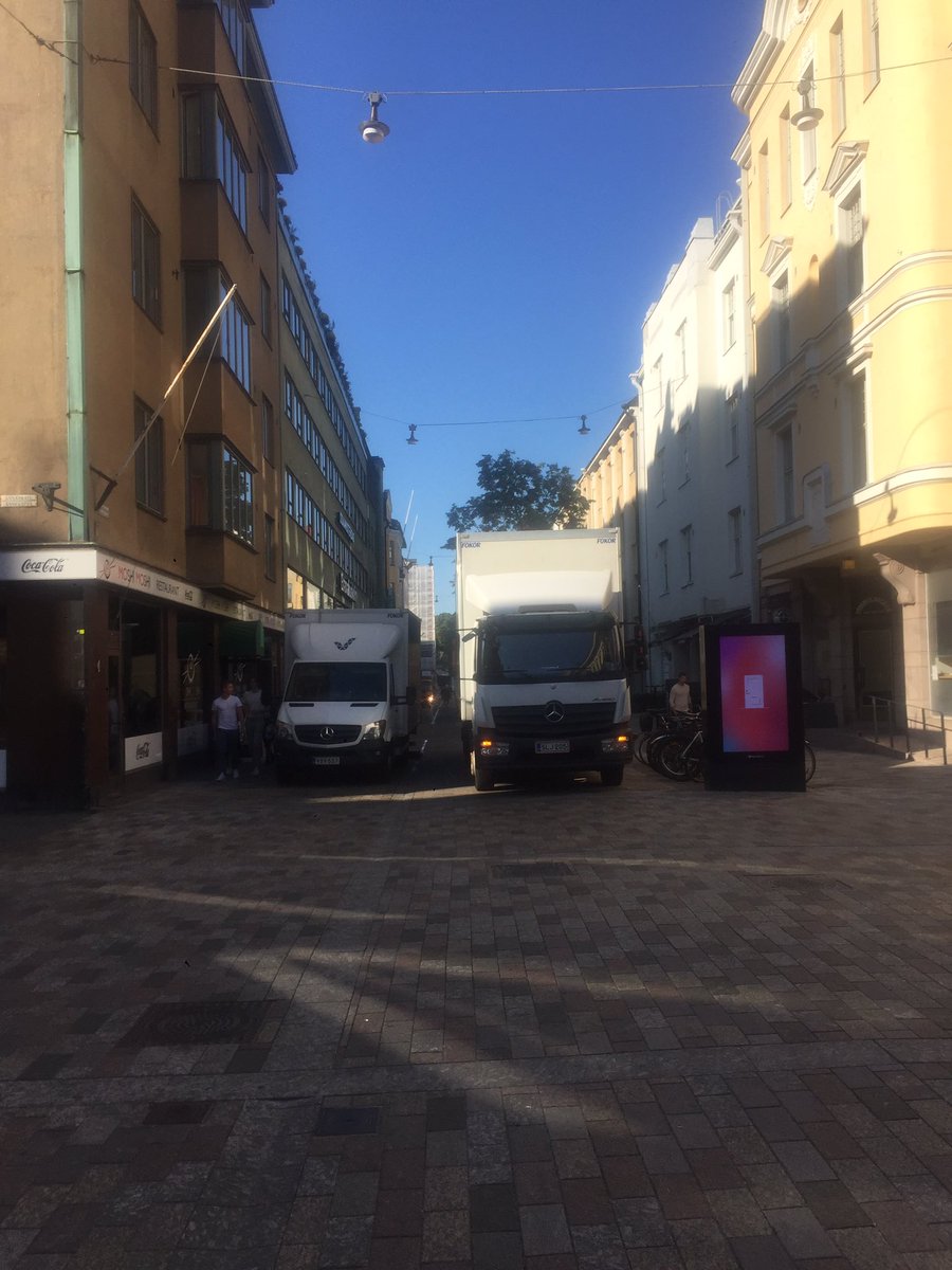 HagelinHeidi's tweet photo. Ymmärrän liikkeiden tarpeet. Jollain tavara on tuotava. Mutta. Tämä on siis kävelykatu. Kävelijät ja pyöräilijät puikkii tuolla välissä. Tältä näyttää lähes joka aamu. #isoroba https://t.co/HhWsq9hzTr