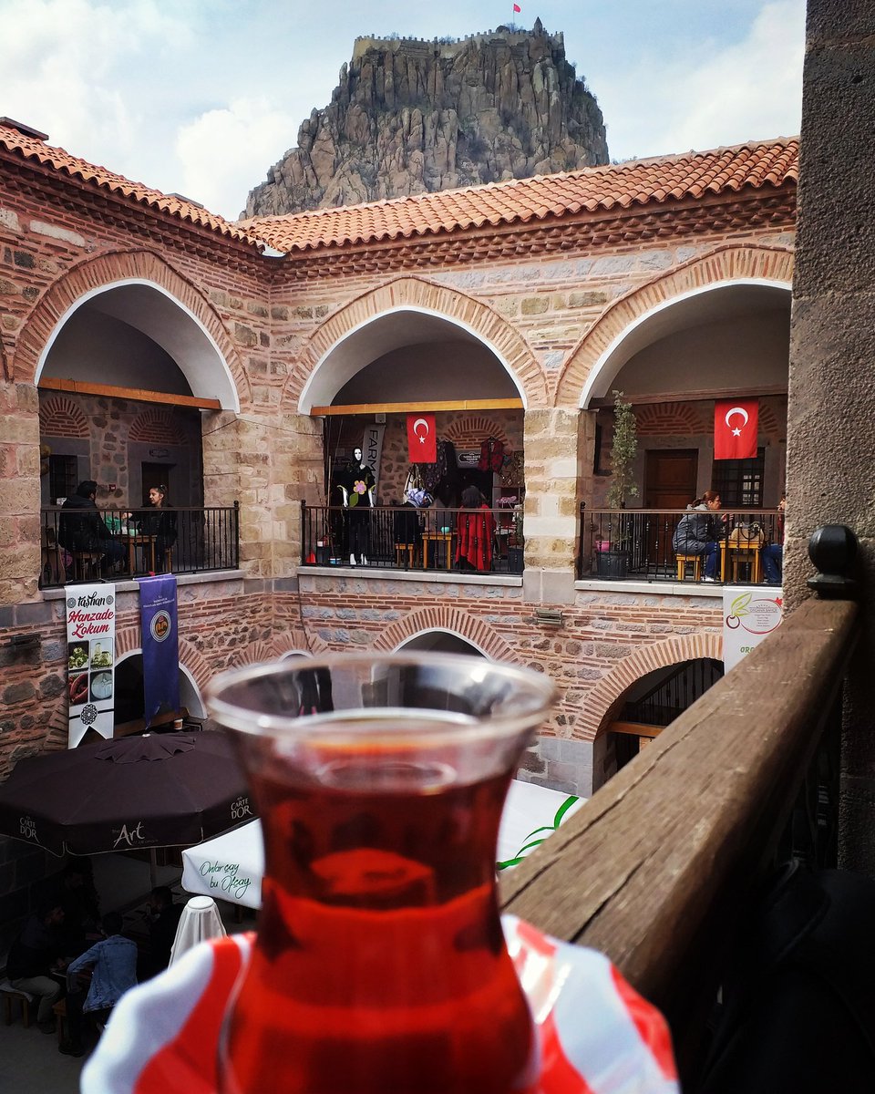 SeymaDuruk's tweet photo. Çay, bir dem de meşk etmektir..🌹 https://t.co/zxeS1NWUAw