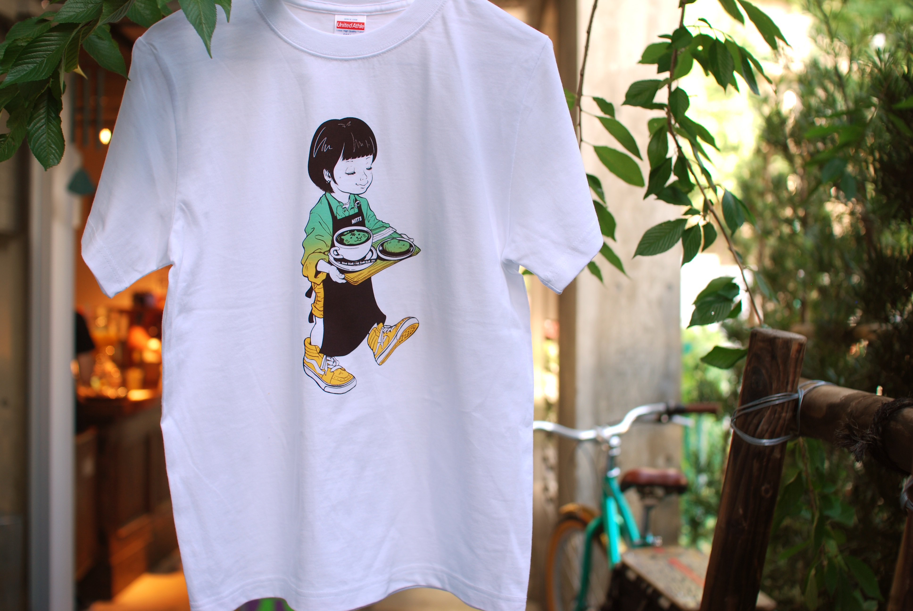 9lives Design Works コーヒーを運ぶ女の子のイラストを使用した Maimaiｔシャツ のweb販売を開始しました ボディはunited Athleの5 6オンス ハイクオリティー ｔシャツを使用 手刷りプリントのため 1点1点風合いが異なります 別デザインのポスト