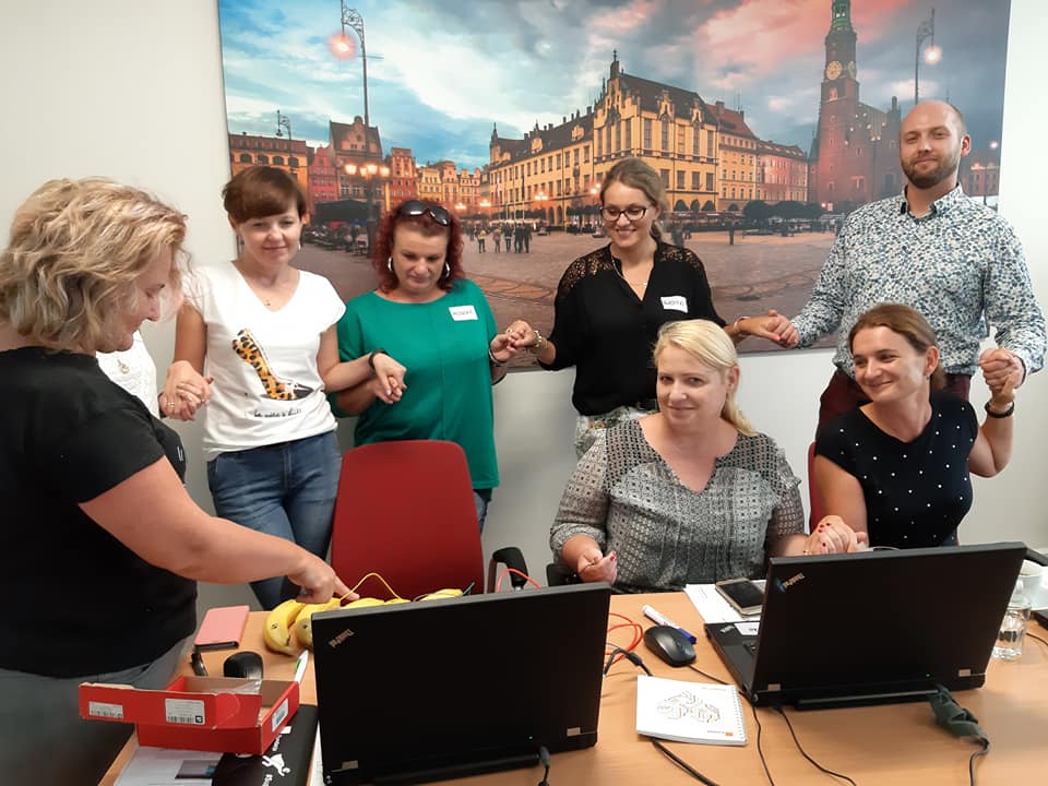 EwaKrupa_1's tweet image. Szkolimy nauczycieli, aby dalej przekazywali wiedzę i uczyli dzieciaki podstaw programowania 😄 #Edukacja #SuperKoderzy