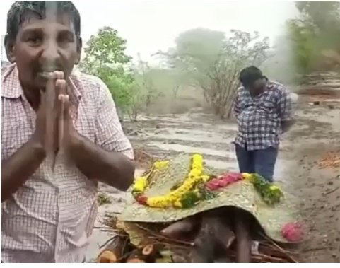 மதுரை அருகே பட்டியலினத்தவரின் உடலை பொது மயானத்தில் எரிக்க மறுப்பு தெரிவித்ததால், கொட்டும் மழையில் வெட்ட வெளியில் பெட்ரோல் ஊற்றி உடல் எரிக்கப்பட்ட சம்பவம் பரபரப்பை ஏற்படுத்தியுள்ளது. தனி மயானம் இல்லாததால் தொடர்ந்து நடந்து வரும் கொடுமை.

#Madurai #Castiesm <a href="/beemji/">pa.ranjith</a>
@CMOTamilNadu