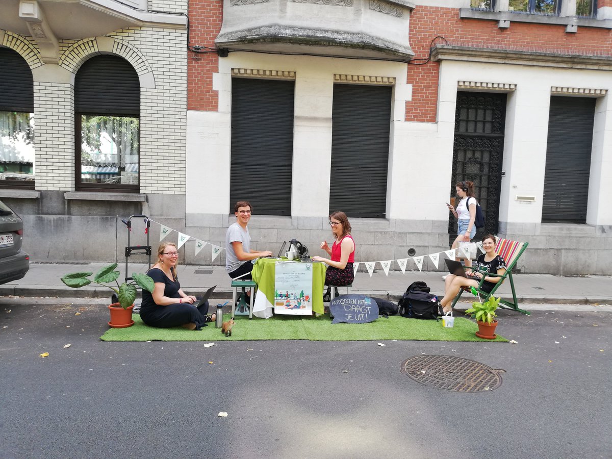 AutodelenGent's tweet photo. Vanaf zondag kan je deelnemen aan #veroverderuimte! Tover een parkeerplaats om tot een parkje, een cocktailbar, een schaakspel, ... Hoe gekker hoe beter! Vergeet je actie niet te registreren op https://t.co/gv9E2VL4qe. Enkel zo maak je kans op de prijs van €400. #goedopweg https://t.co/vyMtHyPEMN