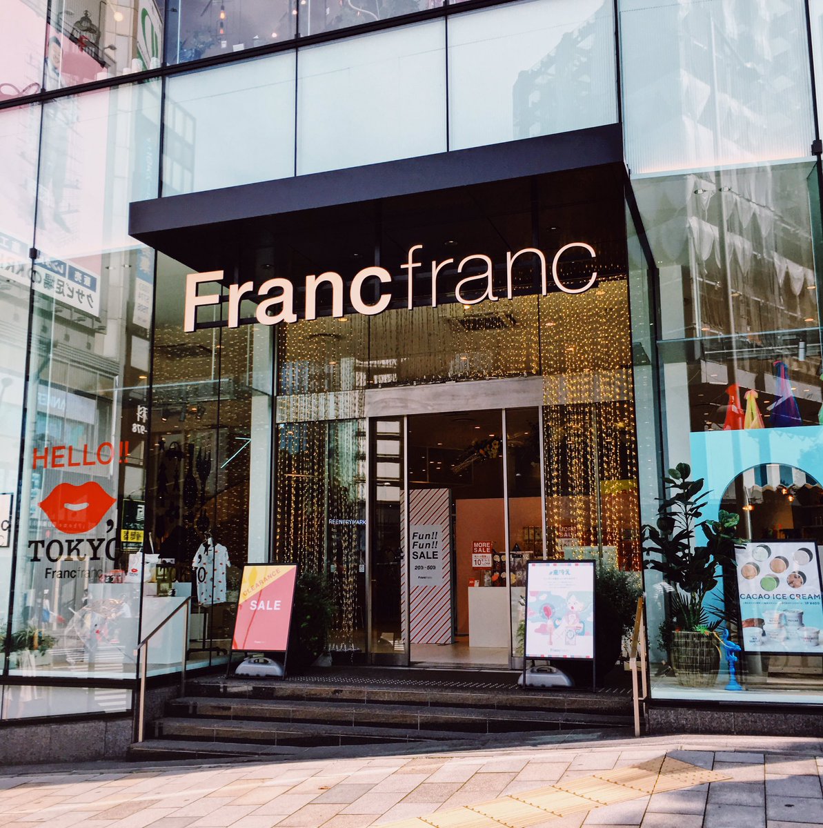 冨田マリー 表参道で用事があったので青山のfrancfrancに寄ってきました 店頭に大きく絵が出てて嬉しい