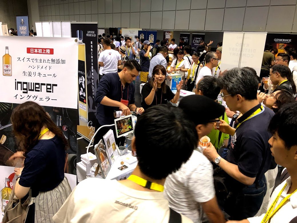 ingwerer_jp's tweet photo. 先日のウイビアメッセでは1350杯の試飲、たくさんのご購入を頂き1日で74本のボトルが無くなりました!
「なにこれ辛ッ!?あれあれ、めっちゃウマいやん!」
最高のリアクション頂きました皆さん、覚えにくい名前ですが、あれはイングヴェラーというお酒です
#イングヴェラー #女子ウケ #ingwerer https://t.co/tai5JS3I53