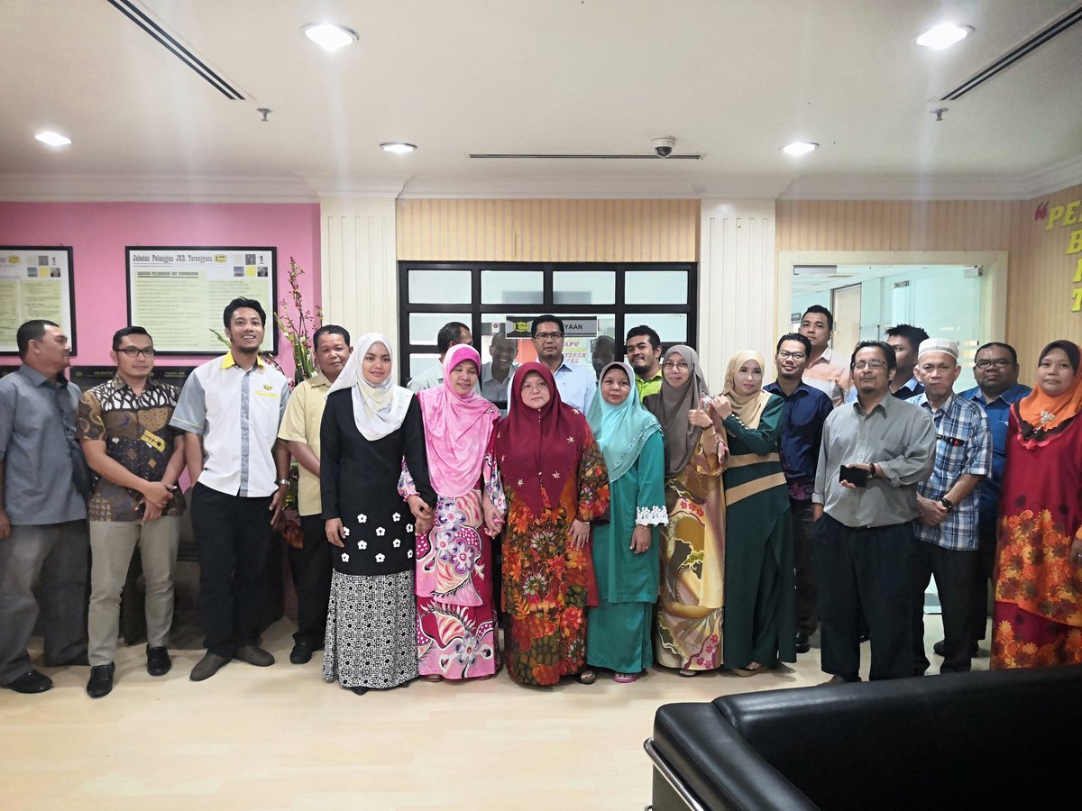 Hari terakhir Pn Hanita ( Kak Ha) bersama warga Ukur Bahan JKR Terengganu. Jasa mu di kenang
<a href="/JKRTerengganu/">JKR Terengganu</a>, <a href="/yusufghani200/">تذكرة</a>, <a href="/NaimudinNor/">NorAnizaNaimudin</a>, <a href="/HalimatunLilly/">Sa'diah</a>, <a href="/nida1108/">Rohanida</a>