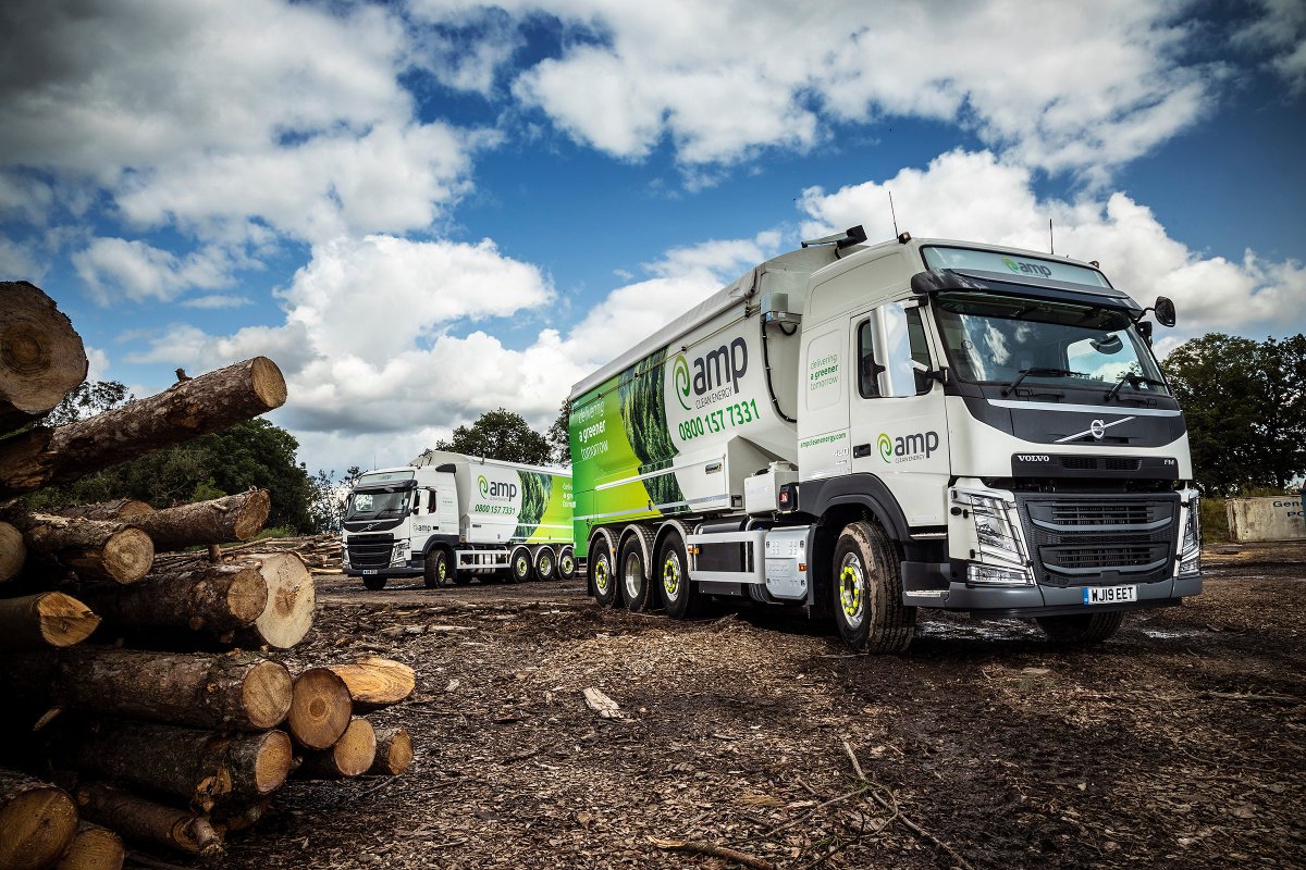 BulkandTipper's tweet photo. AMP Clean Energy, the UK's leading supplier of #biomass heat services, is the first in the country to use non-tipping #Transmanut bulk transport bodywork, with onboard dust extraction equipment, on its two latest Volvo FM #tridem rigids. Full coverage in Issue 3, pre-order today https://t.co/QJQZXZYpHQ