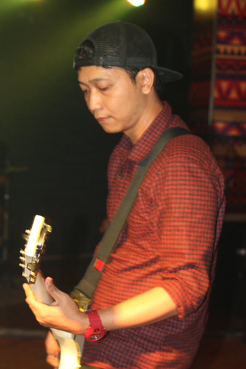 iyas rawk on guitar