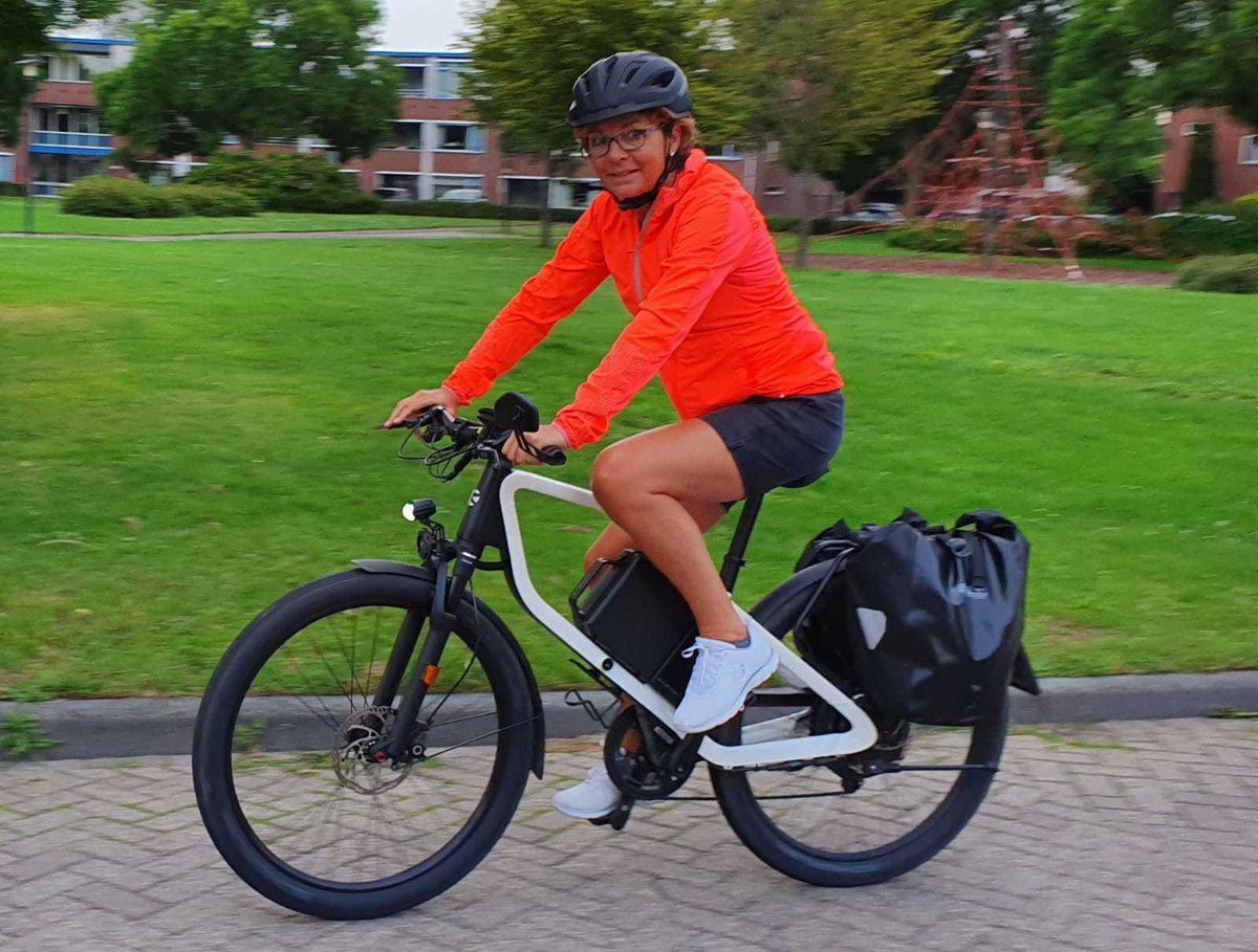 GoedopwegNL's tweet photo. Op 1 juli reden er in Nederland bijna 17.200 speedpedelecs rond, bijna 62 procent meer dan twee jaar eerder. Wilma maakt 56 km op een dag met die van haar. Ze is er 'helemaal gelukkig mee'. https://t.co/NDIqyx6CxK
#elektrischefiets #speedpedelec #fietsen #duurzaam #vitaal https://t.co/sc1JGJxta6