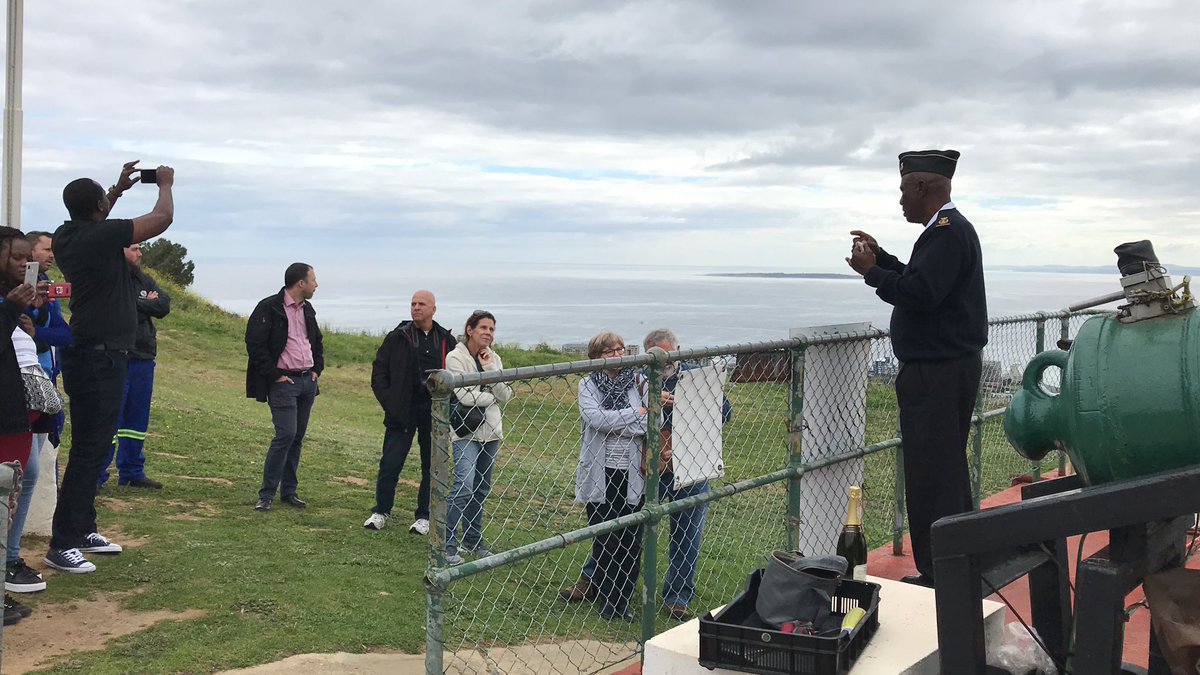 ewnreporter's tweet photo. #CTNoonGun Malgas interacting with visitors before firing the gun at Lion Battery on Signal Hill. KP https://t.co/cGJ9PhbFbq
