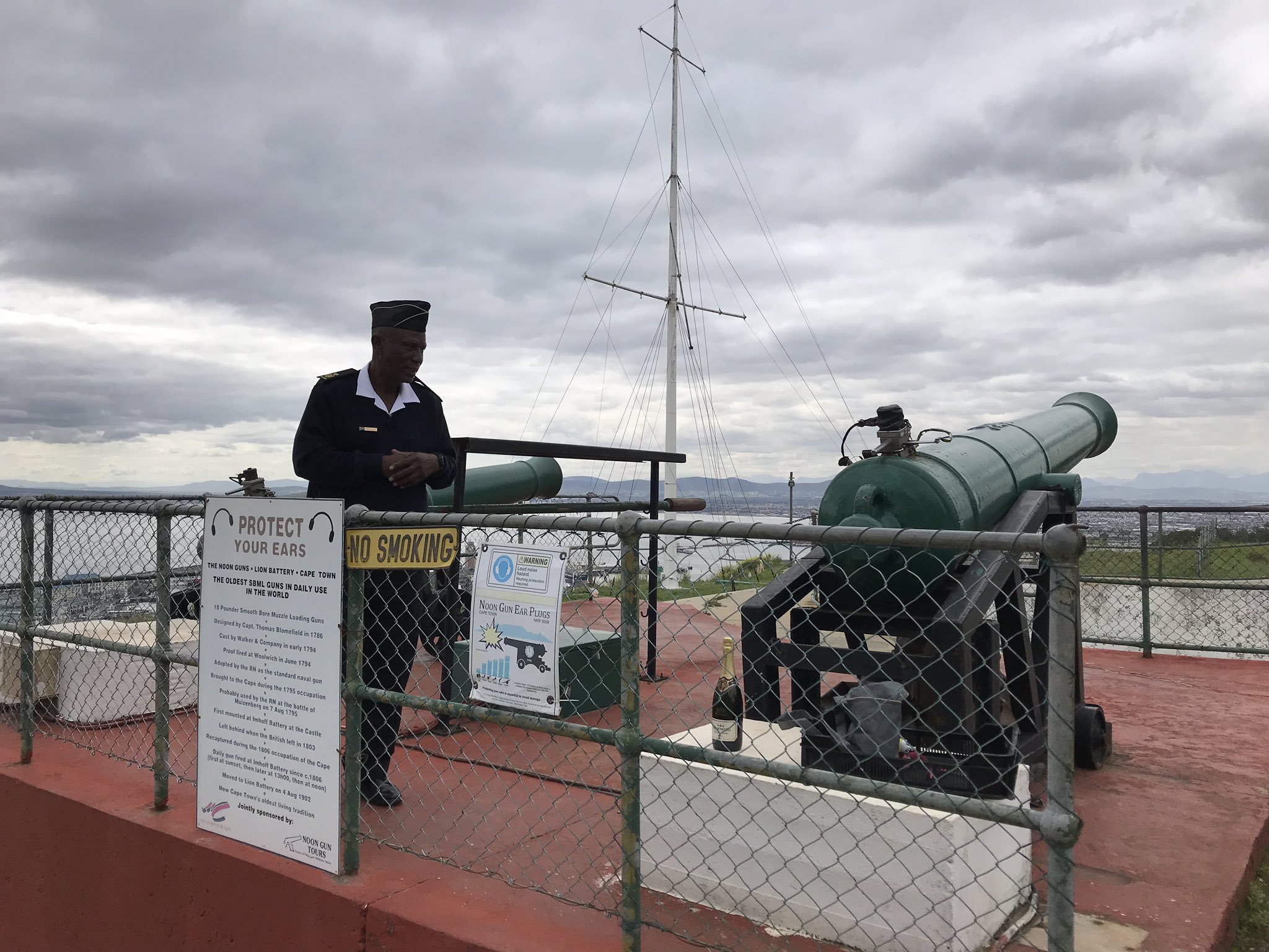 Ewn Reporter Ctnoongun It S Cape Town S Oldest Tradition Has Been Going Since 1806 And To Date The Noon Day Gun Has Been Fired 66 878 Times Kp T Co 7eiszlueop Twitter