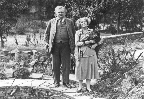 chestertonsoc's tweet photo. Get to know GKC:
Gilbert, Frances, and Quoodle at Top Meadow in 1930 
https://t.co/E39Eg5TNOb
#gkchesterton #chesterton #gettoknowGKC #chestertonsociety #quoodle #topmeadow #1930 #franceschesterton #gilbertandfrances #gkandfrances #frances #england #history https://t.co/KUq8fAFRO9