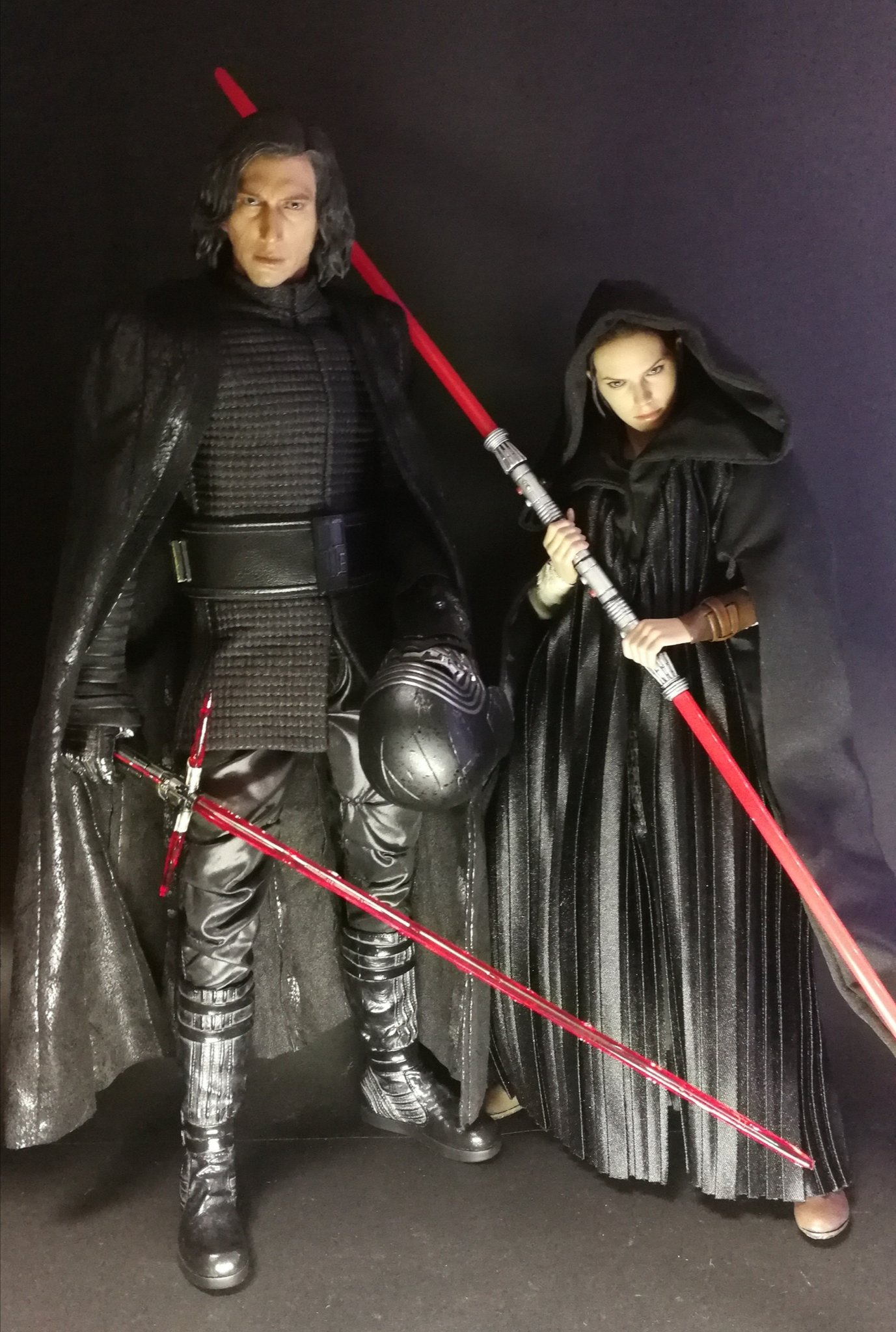 ともきん スカイウォーカー Twitterren オモ写 スターウォーズ Starwars ホットトイズ Hottoys レイ カイロレン Rey Kyloren レイロ Reylo ダブルブレード ダークサイド 闇堕ち Theriseofskywalker 今日はレイとレンのツーショット