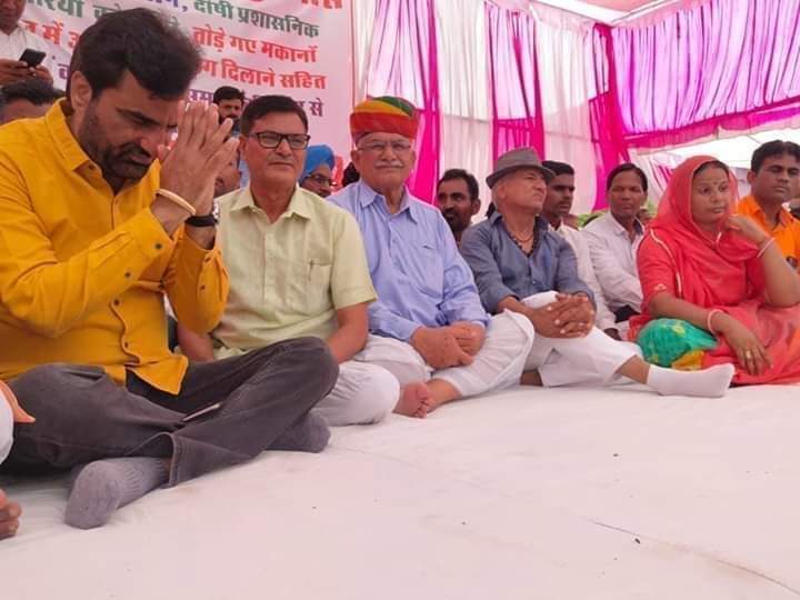 Dilipsiyol2's tweet photo. #नागौर पशु प्रदर्शनी स्थल पर बंजारा समाज को न्याय के लिए अनिश्चितकालीन आंदोलन रालोपा के राष्ट्रीय संयोजक और नागौर सांसद श्री हनुमान जी बेनीवाल के नेतृत्व में
#MPNagaur #WeStandWithBanjaraSamaj #एकसंघर्षघुमन्तुजातियोंकेहककेलिए #RLPRajasthan #HanumanBeniwal #RLP #TeamRLP #WithRLP https://t.co/JI7srZtjnV
