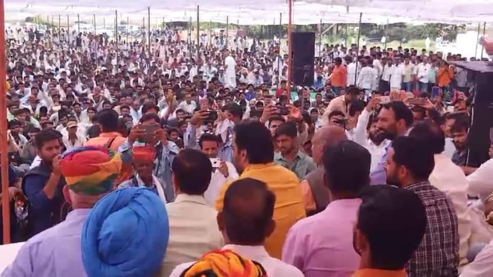 Dilipsiyol2's tweet photo. #नागौर पशु प्रदर्शनी स्थल पर बंजारा समाज को न्याय के लिए अनिश्चितकालीन आंदोलन रालोपा के राष्ट्रीय संयोजक और नागौर सांसद श्री हनुमान जी बेनीवाल के नेतृत्व में
#MPNagaur #WeStandWithBanjaraSamaj #एकसंघर्षघुमन्तुजातियोंकेहककेलिए #RLPRajasthan #HanumanBeniwal #RLP #TeamRLP #WithRLP https://t.co/JI7srZtjnV