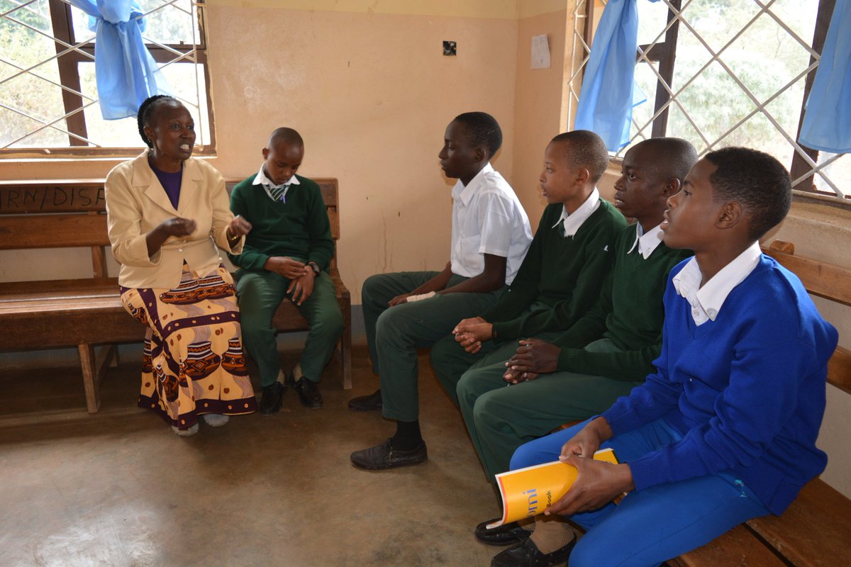 ArushaDistrict's tweet photo. Dr. Shevaline Minja, mmoja wa timu ya Uendeshaji Mradi wa TCI- TUPANGE PAMOJA, ARUSHA DC, akitoa elimu ya afya ya uzazi kwa vijana wa shule ya sekondari Mlangarini, baada ya kuwakuta Zahanati ya Mlangarini wakisubiri kutibiwa, hakika vijana wanahitaji elimu zaidi ya afya ya uzazi https://t.co/N0qXoVSTIT