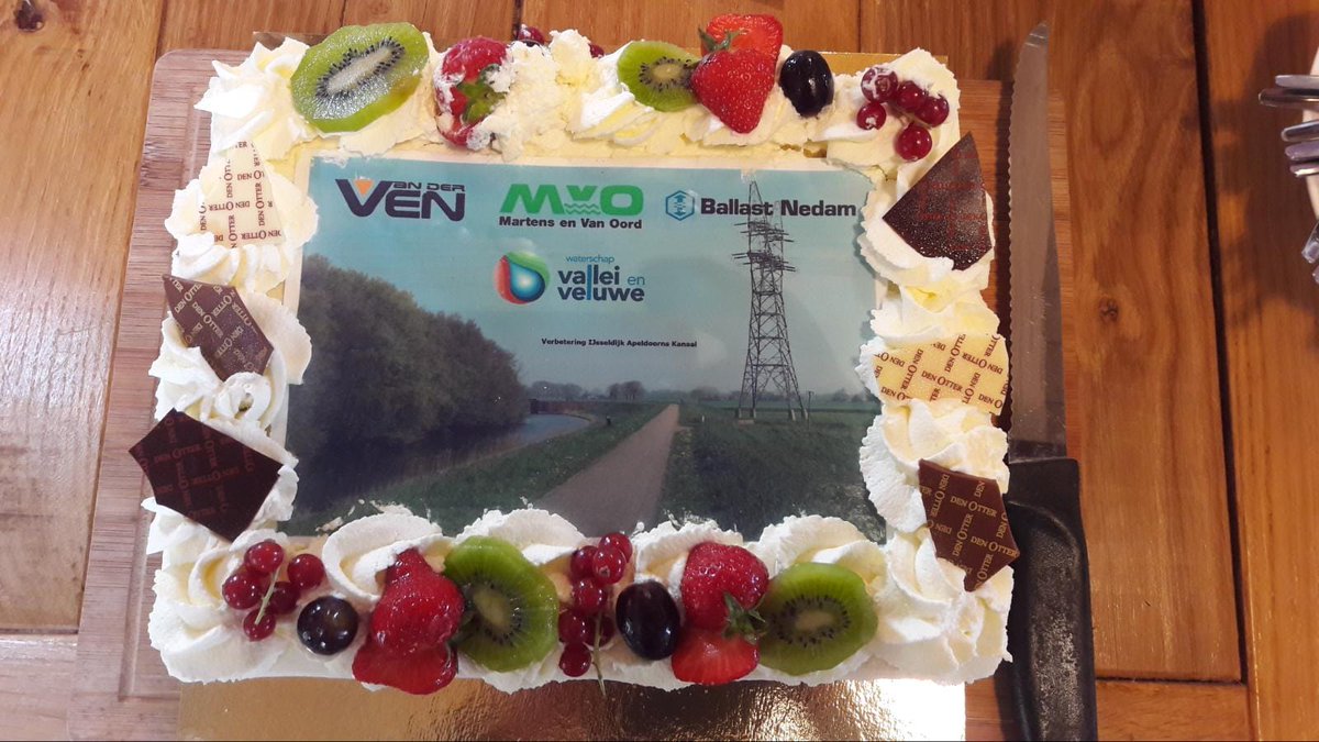 Combinatie van aannemers gaan dijkontwerp #IJsseldijk bij Apeldoorns Kanaal uitwerken &amp; realiseren. <a href="/MvOgroep/">Martens en Van Oord</a>, <a href="/BallastNedam/">Ballast Nedam</a> en Van der Ven ondertekenden aanbestedingscontract. Vroeg inschakelen van aannemer zorgt voor uitvoerbaar dijkontwerp &amp; soepele overgang naar realisatie