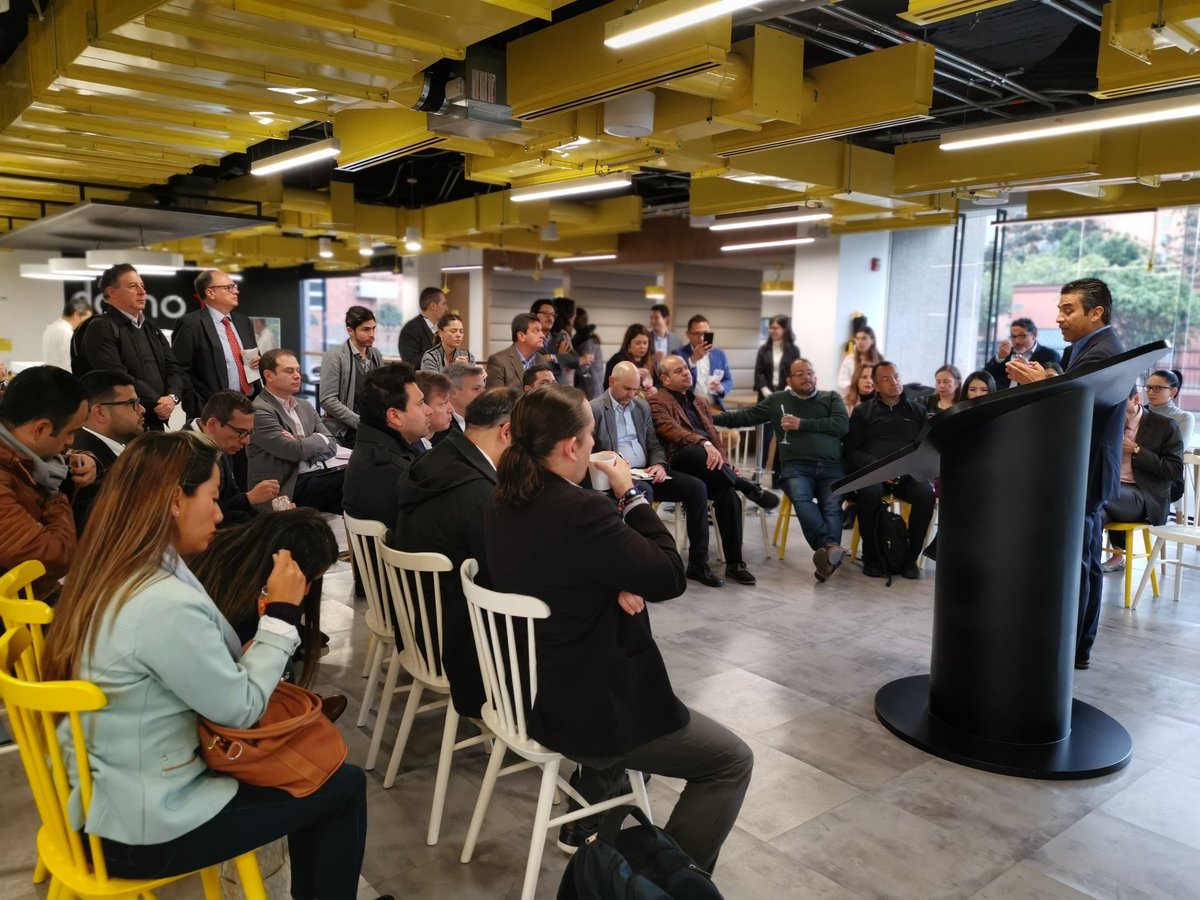 julianrobledo12's tweet photo. Inicia #TourInnovacionFinanciera en #GrupoBolivar #Domoi a cargo de @OscarFRodrig VP Innovación con 33 empresas de los #ClusterServiciosFinancieros #ClusterSoftwareyTI en #Bogota https://t.co/8ENY6DGwEJ