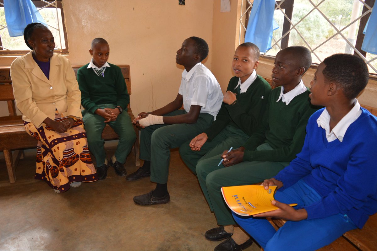 ArushaDistrict's tweet photo. Dr. Shevaline Minja, mmoja wa timu ya Uendeshaji Mradi wa TCI- TUPANGE PAMOJA, ARUSHA DC, akitoa elimu ya afya ya uzazi kwa vijana wa shule ya sekondari Mlangarini, baada ya kuwakuta Zahanati ya Mlangarini wakisubiri kutibiwa, hakika vijana wanahitaji elimu zaidi ya afya ya uzazi https://t.co/N0qXoVSTIT