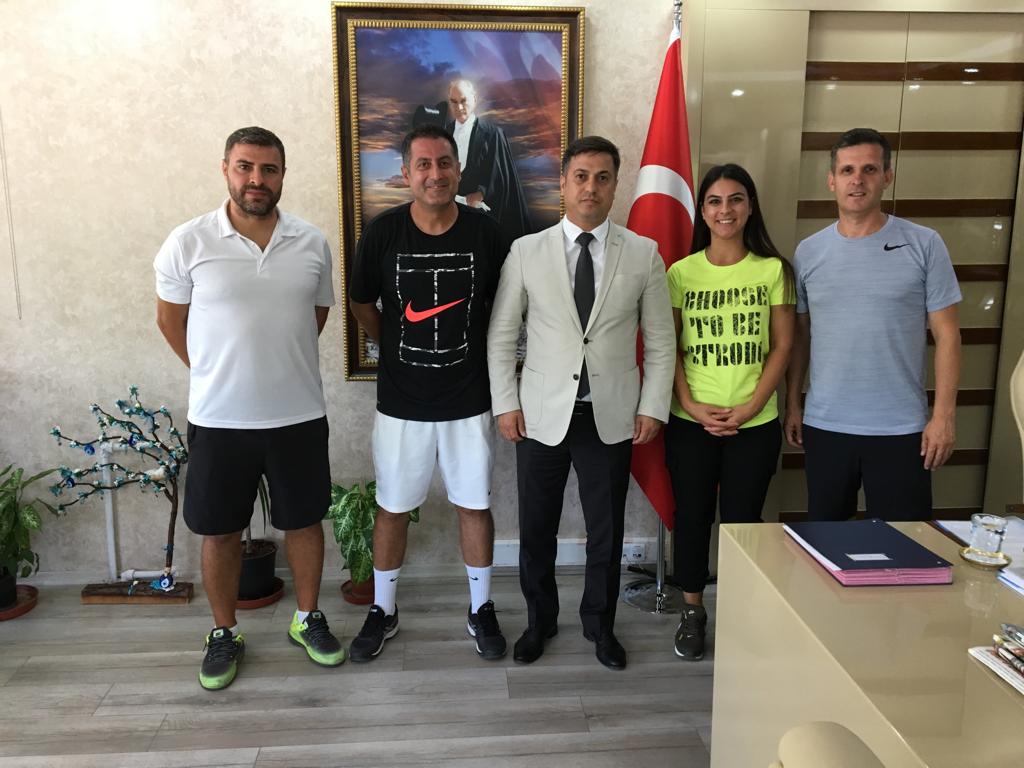 19-31 Ağustos 2019 tarihleri arasında İlimizde yapılan 1. Kademe yardımcı Tenis antrenörü yetiştirme kursu yöneticisi Şeyma İbiş, Tenis il temsilcisi Kemal Güçlütürk ve antrenör Hakan Arıkan ve Yücel Yıldırım, İl Müdürümüz Yunus Öztürk'ü ziyaret etti. <a href="/ozturkyunus45/">Yunus ÖZTÜRK🇹🇷</a>