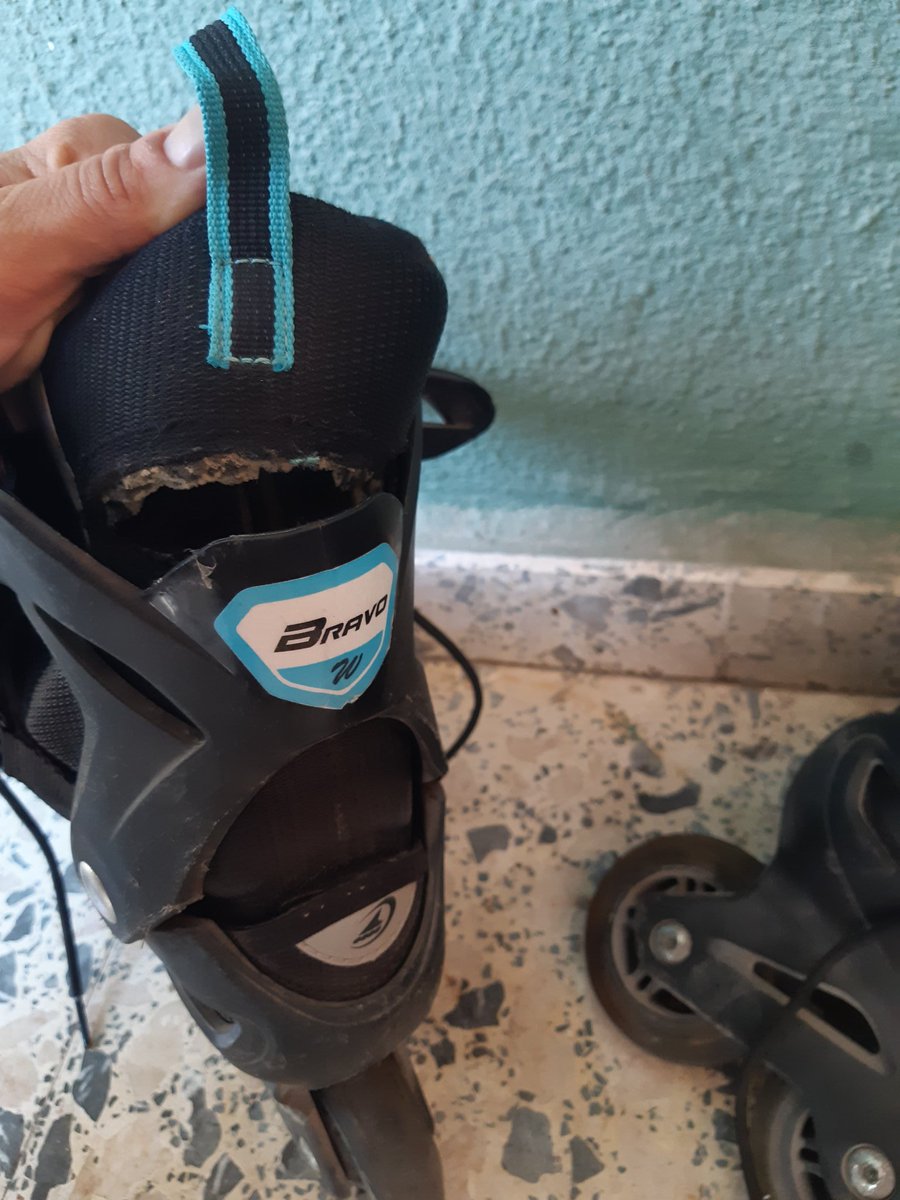 Mapemu1984's tweet photo. @GoRollerblade 
Patines comprados hace dos años, casi sin usar, bota derecha rota, al tirar de ella para meter el pie, se ha roto. https://t.co/UDwzz1uOVB