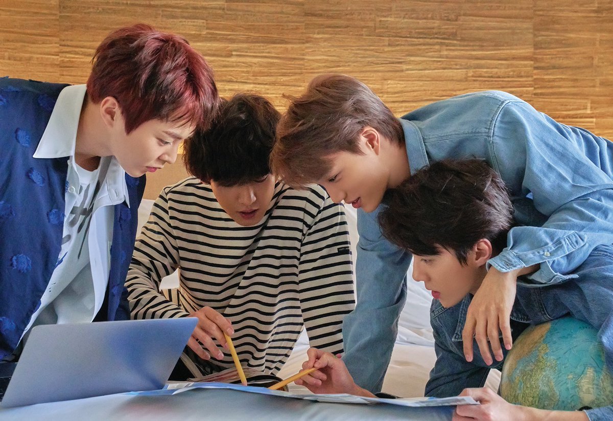 EXOLEXOFAN3's tweet photo. Sorry, guys, I changed my mind.. In first I must buy these photo books from a vacation in Hawaii😍 so beautiful❤
#EXO https://t.co/q37XXW9PP0