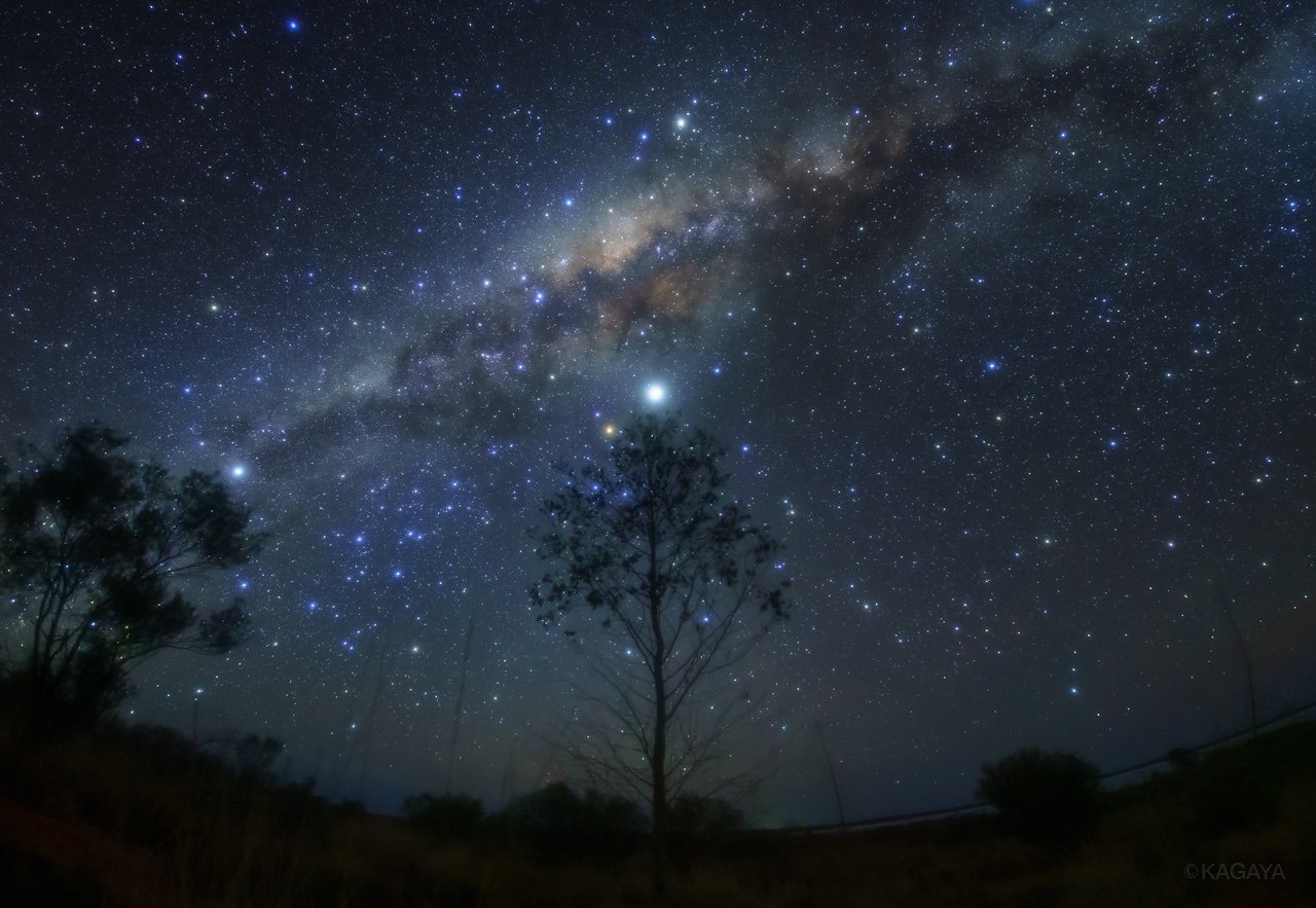 Kagaya 本日オーストラリアから帰国しました 1 一昨日撮影した天の川 中央の明るい星は木星 2 星空を撮影してまわった大陸中央の砂漠地帯 赤い大地 3 昨日 帰りの飛行機から撮影した夜のシドニー 今日もお疲れさまでした 明日もおだやかな一