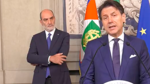 lucasofri's tweet photo. Il vero rappresentante degli italiani è quello dietro. https://t.co/QXH38lifan