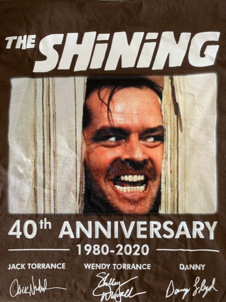 Yoship3m シャイニング の おコンバンハ の台詞は 英語では Here S Johnny トゥナイト ショウのオープニングで楽団の演奏に合わせて司会のジョニー カーソンを呼び込む掛け声な訳で 笑っていいとも のタモリが How Do You Do ご機嫌いか が