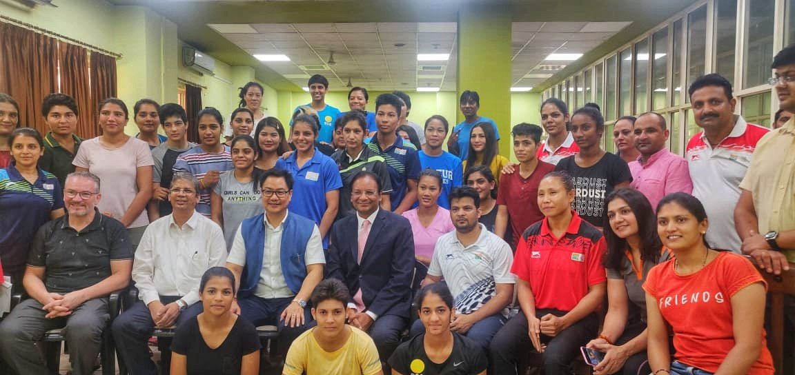 Hon'ble Sports Minister <a href="/KirenRijiju/">Kiren Rijiju</a> and BFI President Mr. Ajay Singh along with Indian boxers and coaches pledged to #FitIndiaMovement on the auspicious occasion of #NationalSportsDay as we celebrate the 114th birth anniversary of Major Dhyan Chand.

#PunchMeinHaiDum #boxing