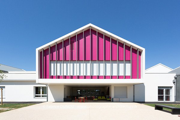 photographie's tweet photo. Prises de vues du Centre Aéré de Joué-lès-Tours @joue_les_tours - Bardage et toiture réalisées par Rheinzink. Photographe Fabrice Dunou : https://t.co/WPsXS2711A @FabriceDunou #bardage #toiture #rheinzink https://t.co/5lbaG2oZXU