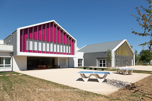 photographie's tweet photo. Prises de vues du Centre Aéré de Joué-lès-Tours @joue_les_tours - Bardage et toiture réalisées par Rheinzink. Photographe Fabrice Dunou : https://t.co/WPsXS2711A @FabriceDunou #bardage #toiture #rheinzink https://t.co/5lbaG2oZXU