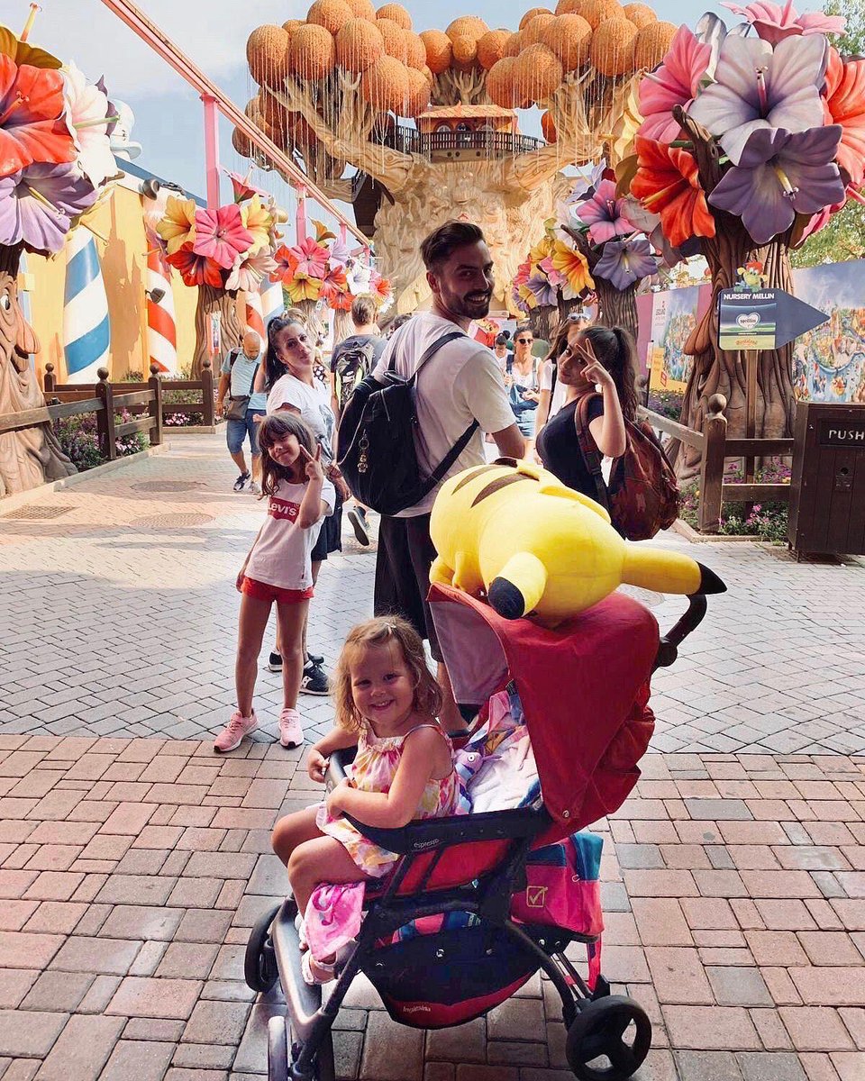 Giopergliamici's tweet photo. Se un ragazzo riesce ad arrivare al cuore delle persone come hai fatto tu, è perché hai un cuore immenso, hai tanto Amore da dare, noi lo sapevamo, ma in questi giorni lo hai dimostrato ancor di più, grazie 🌹 #marioserpa
#fifone #tremende #luna #evelyn #ginevra #gardaland https://t.co/Im445jxVh6