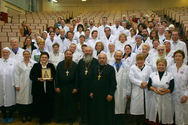 Священник бывший врач. Священник бывший врач. Костюм химзащиты ковид. Священник бывший врач. Врач и священник.