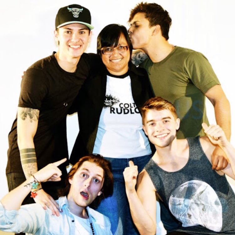 Zackoid's tweet photo. Anyone remember The Wanted & Midnight Red? Here’s a throwback to 2012 & 2015 TW/Midnight Red 😁 Omg I need to dig in archives for more TW PICS! I’ve got more somewhere 🙈
I miss ya guys! #tbt da good times! Hellooooo from Vegas! #TheWanted #MidnightRed @SivaKaneswaran @TomParker https://t.co/BW7j5GCutg