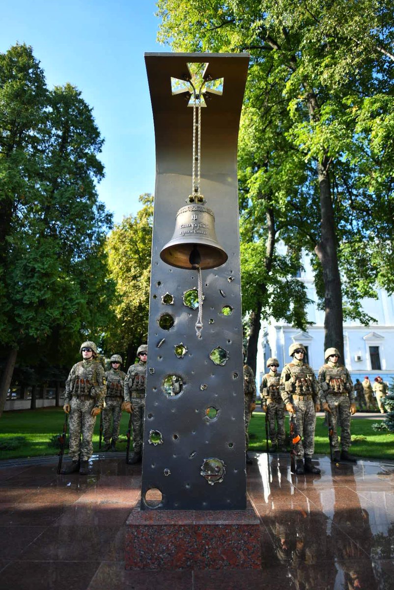 Цього дня дзвін пам'яті лунав 40 хвилин, диктор назвав 223 імені героїв, що загинули 29 серпня, з них 147 військовослужбовці Збройних сил України. 
#вічна_память 🕯️
Фото: Олексій Бобовніков.
#ДеньПамяті #Іловайськ #війна #Донбас #ЗСУ