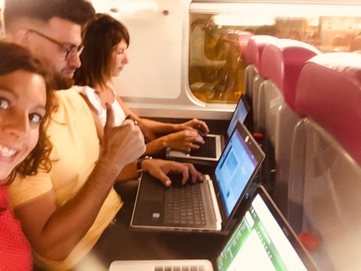 CleverConnect's tweet image. Départ pour le Séminaire à Nantes ! 
Les managers de #CleverConnect très professionnels dès l'aube #5h45 😄