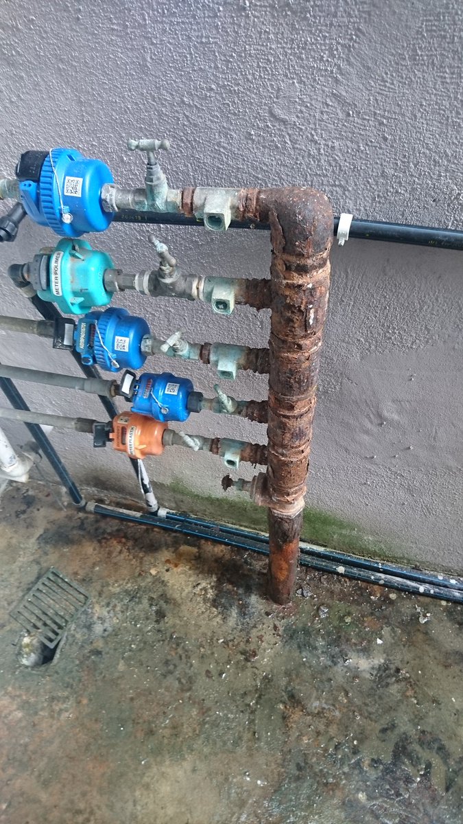RafiMustapha's tweet photo. @puspel  paip sebelum meter tuh syabas boleh tukar ker? Sbb Kalo yukar sendiri takut kene sama.pulak sbb buat sebelum meter.. 

Air karat kerana paip lama Dan kecik kerana karat dlm.besi
#pertanyaan https://t.co/9OiWYFlvFE