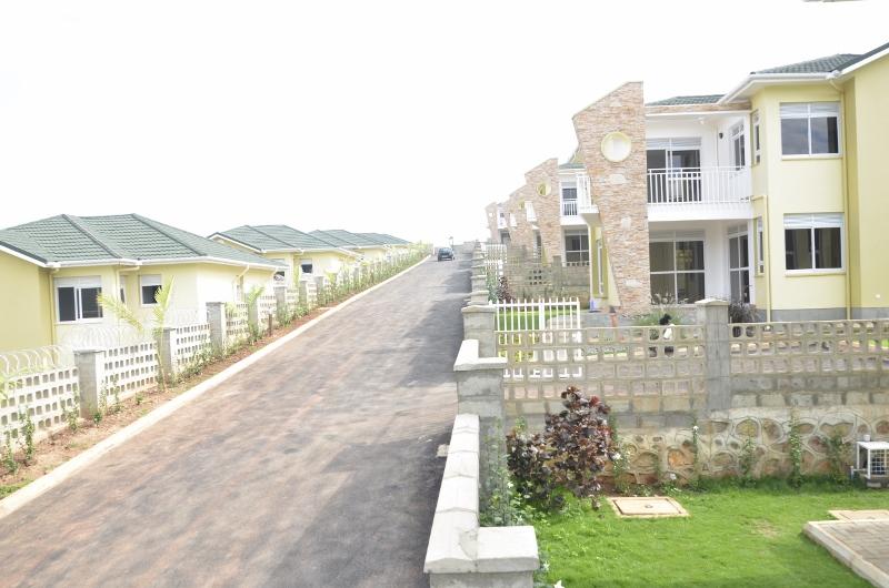 MukisaProperti1's tweet photo. EXECUTIVE HOUSE FOR RENT (US$ 1,600)
Rent this Executive along ENTEBBE ROAD at Green top Estate Lubowa
- 5 bedrooms
- 4 bathroom
- Beautifully organised neighbourhood 
- Easy access to Entebbe &amp; Kampala
Contact: +256706799099 (watsapp), Email: mukisapropertyconsultants@gmail.com https://t.co/cHx3UW0xY8