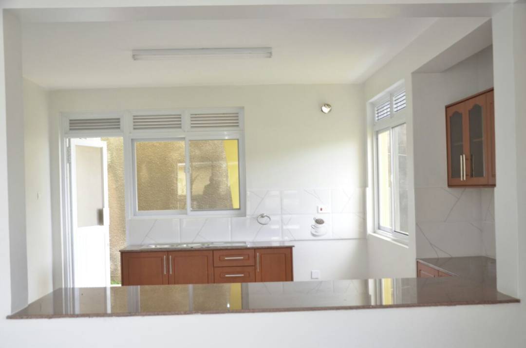 MukisaProperti1's tweet photo. EXECUTIVE HOUSE FOR RENT (US$ 1,600)
Rent this Executive along ENTEBBE ROAD at Green top Estate Lubowa
- 5 bedrooms
- 4 bathroom
- Beautifully organised neighbourhood 
- Easy access to Entebbe &amp; Kampala
Contact: +256706799099 (watsapp), Email: mukisapropertyconsultants@gmail.com https://t.co/cHx3UW0xY8